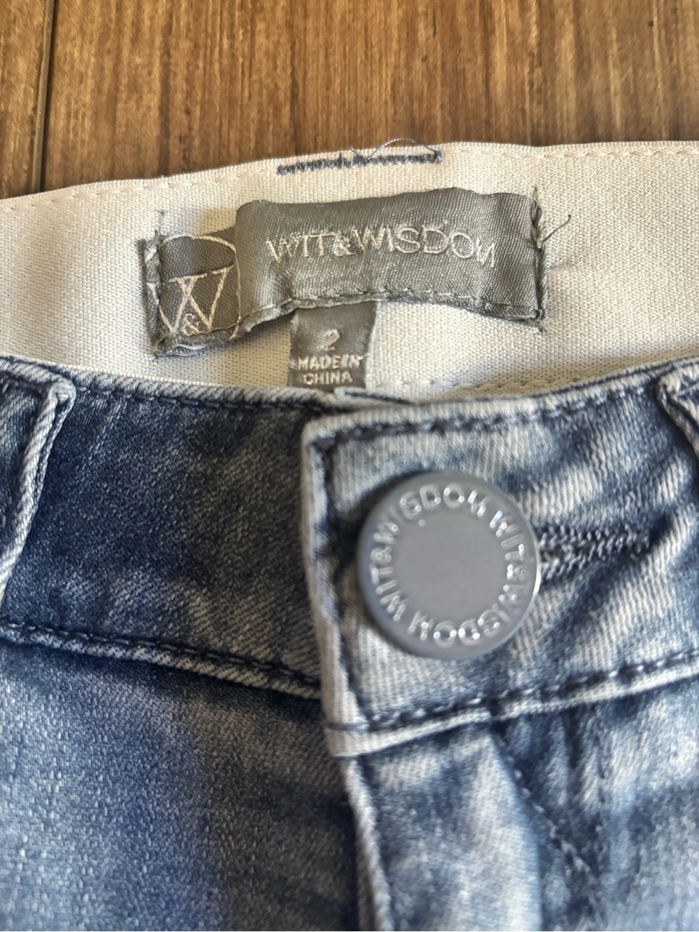 Wit & Wisdom light wash cropped jeans Size 2 - Picture 3 of 4